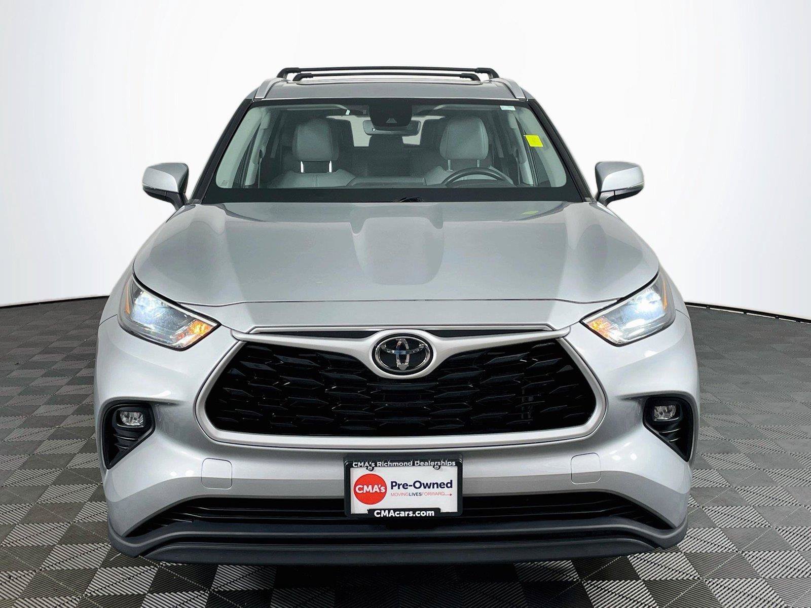 Used 2022 Toyota Highlander XLE AWD/4WD image 2