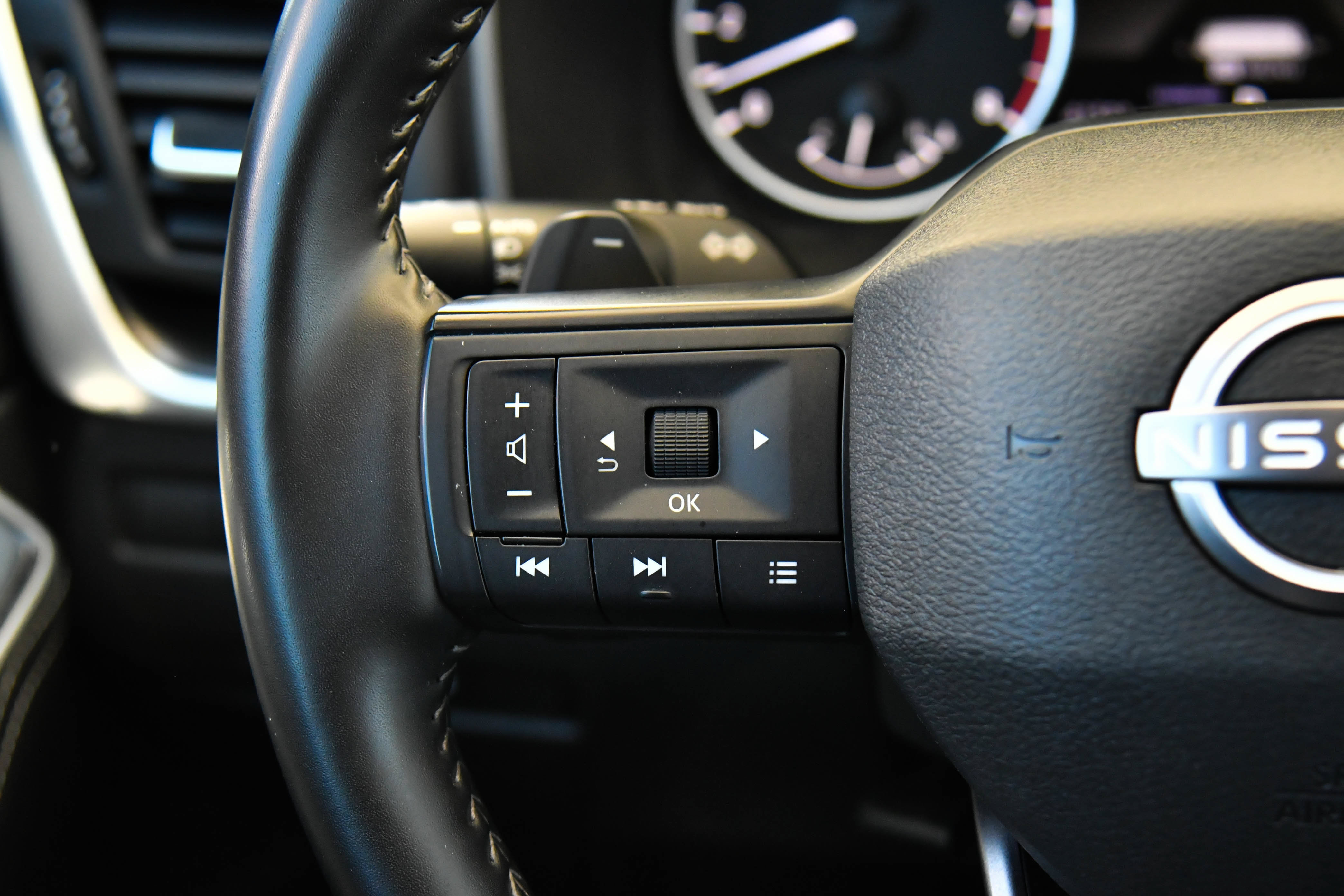Used 2025 Nissan Rogue SV FWD image 30