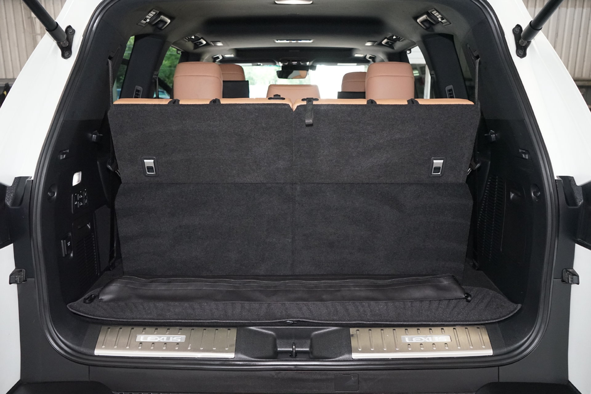 Used 2023 Lexus LX 600 4WD w/ Accessory Package (Z1) image 33