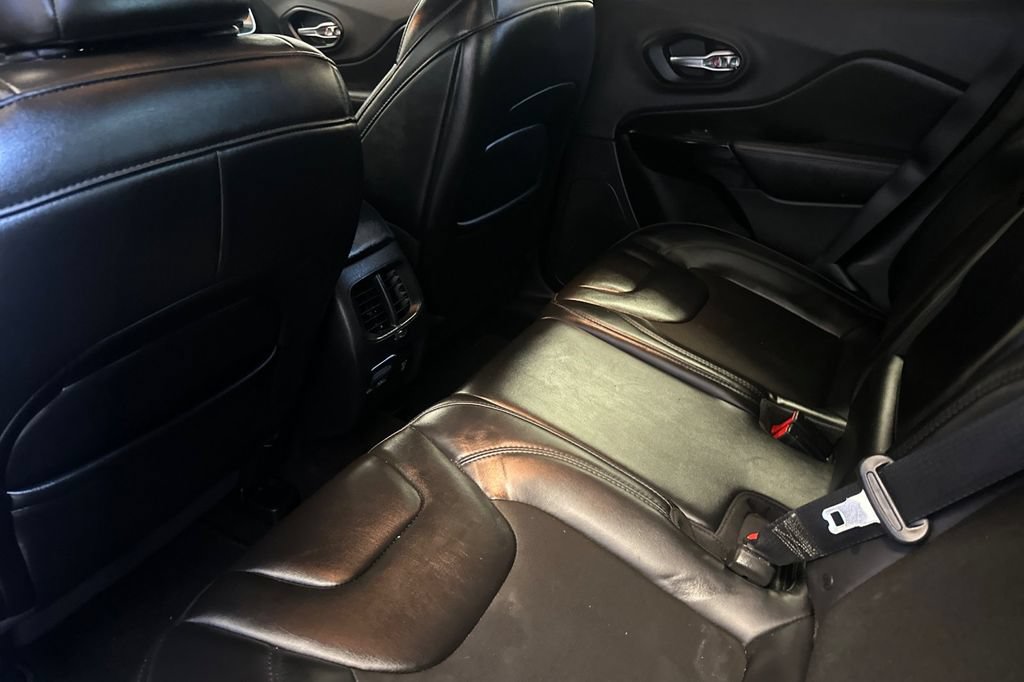 Used 2019 Jeep Cherokee Latitude Plus FWD image 12