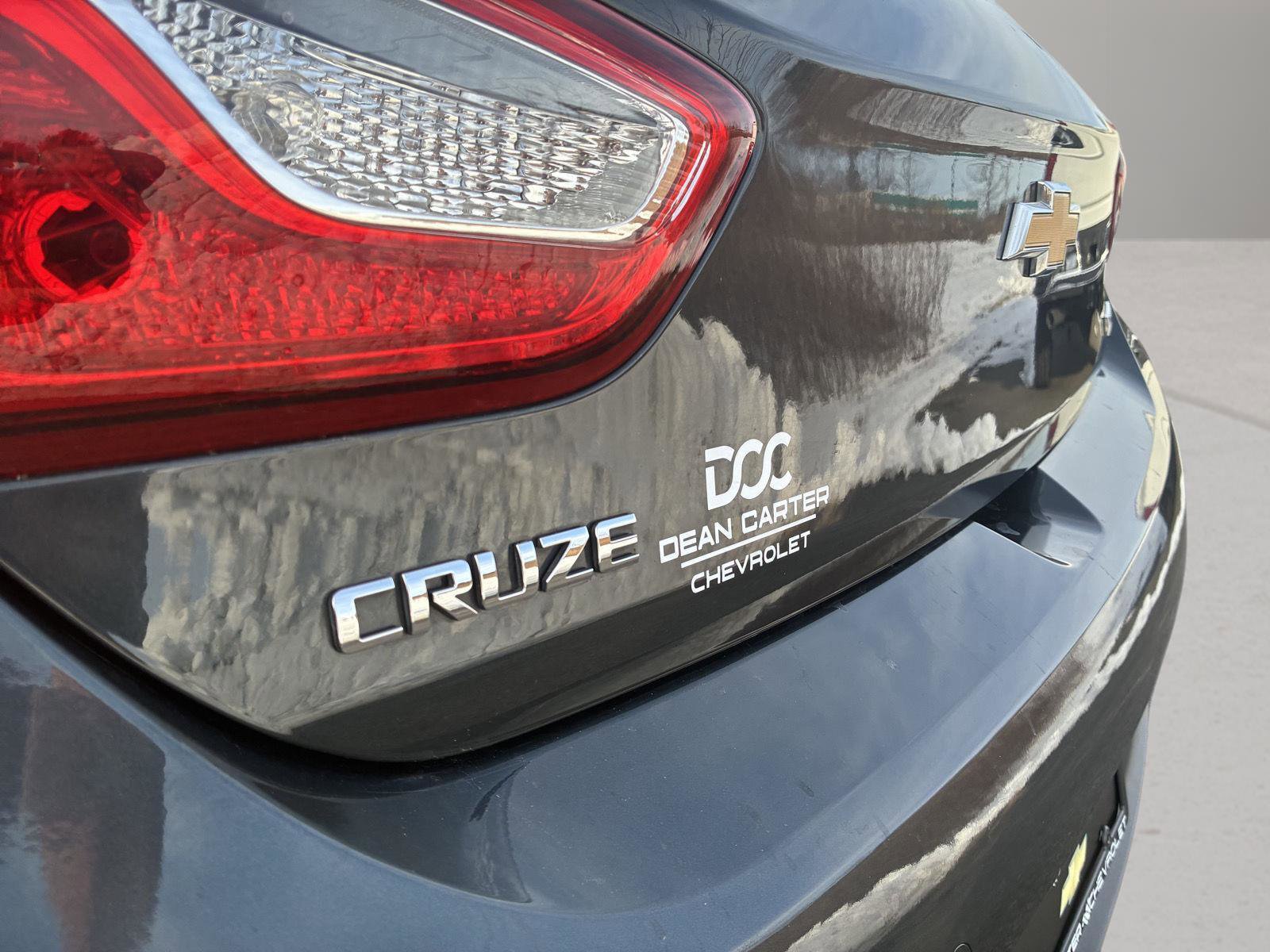 Used 2018 Chevrolet Cruze Premier FWD image 10