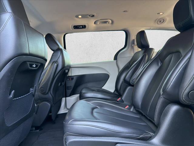 Used 2023 Chrysler Pacifica Touring-L FWD image 12