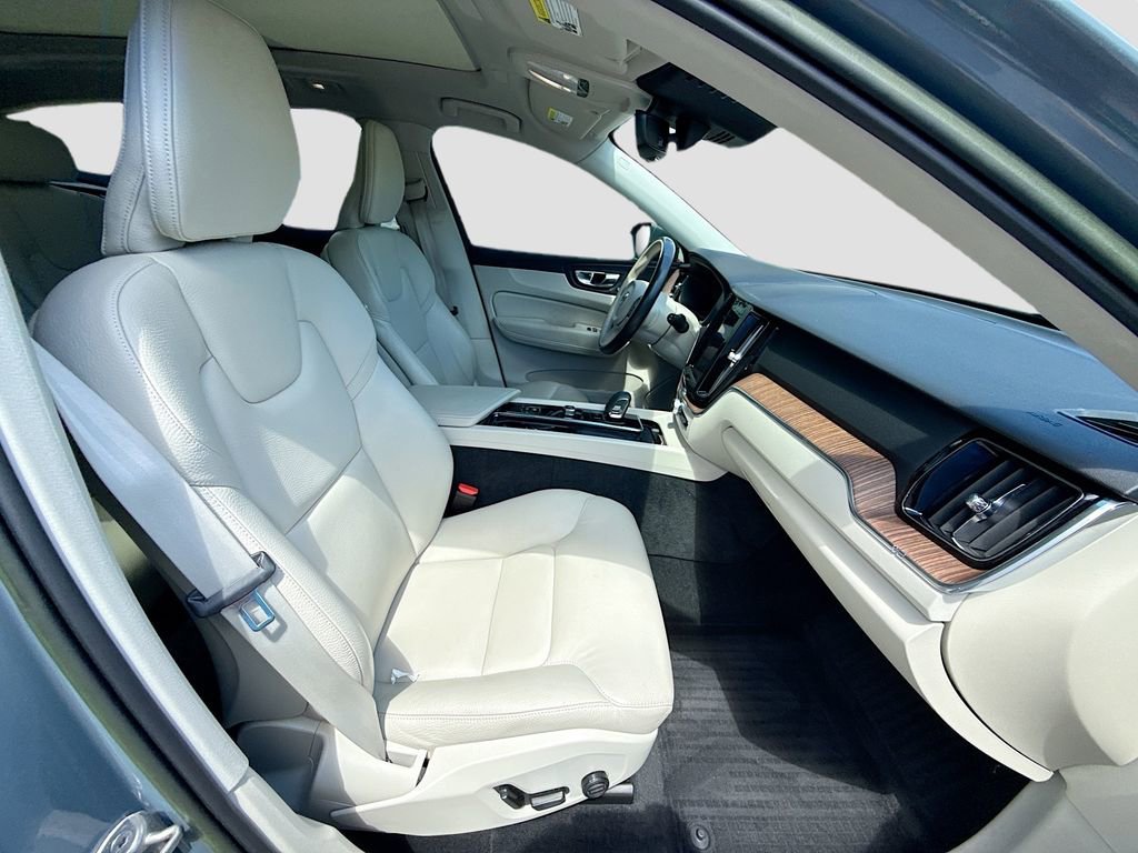 Used 2022 Volvo XC60 B5 Momentum w/ Climate Package image 28
