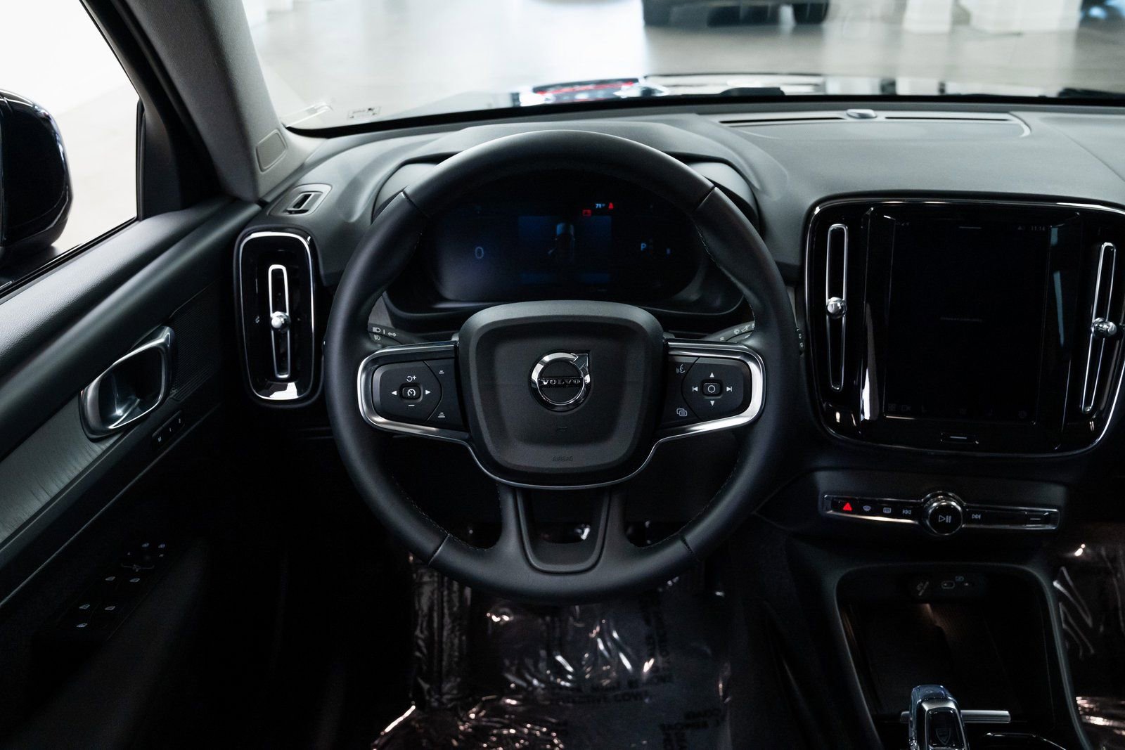 Used 2025 Volvo XC40 B5 Plus image 12