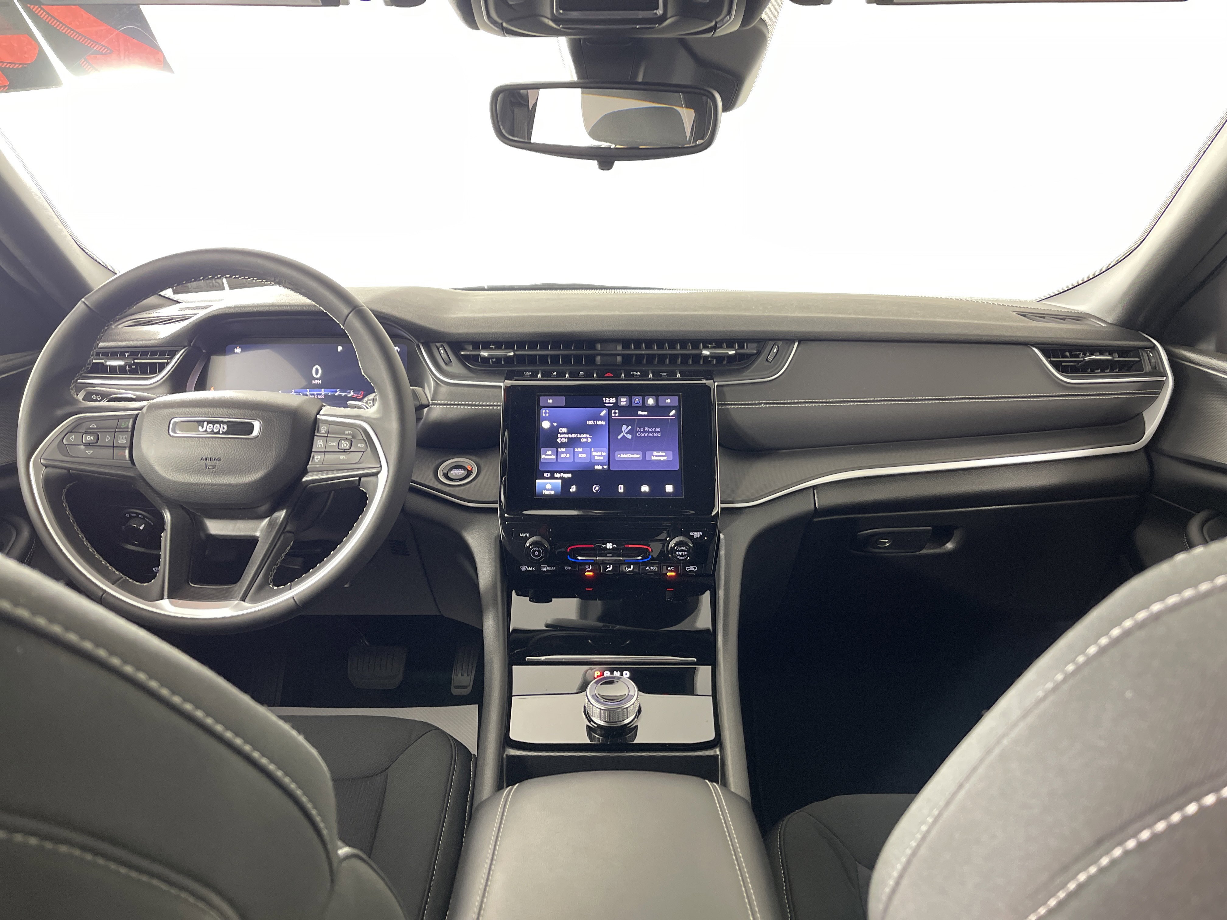 Used 2024 Jeep Grand Cherokee Laredo image 14