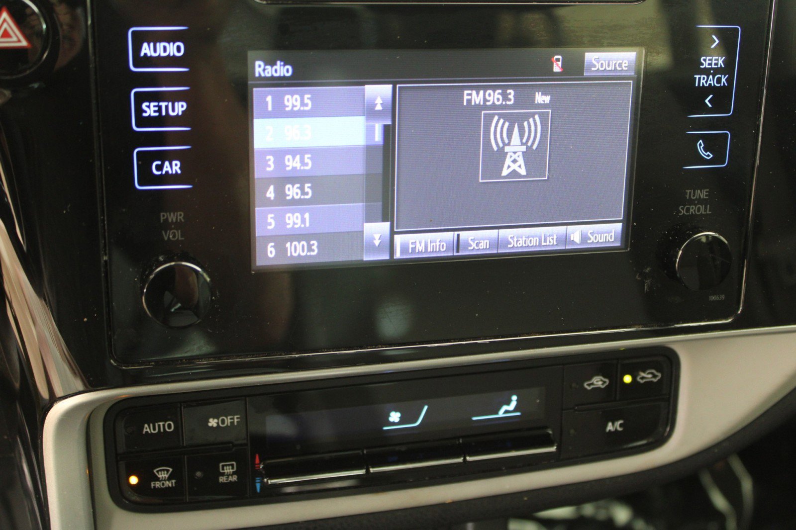 Used 2018 Toyota Corolla LE image 17