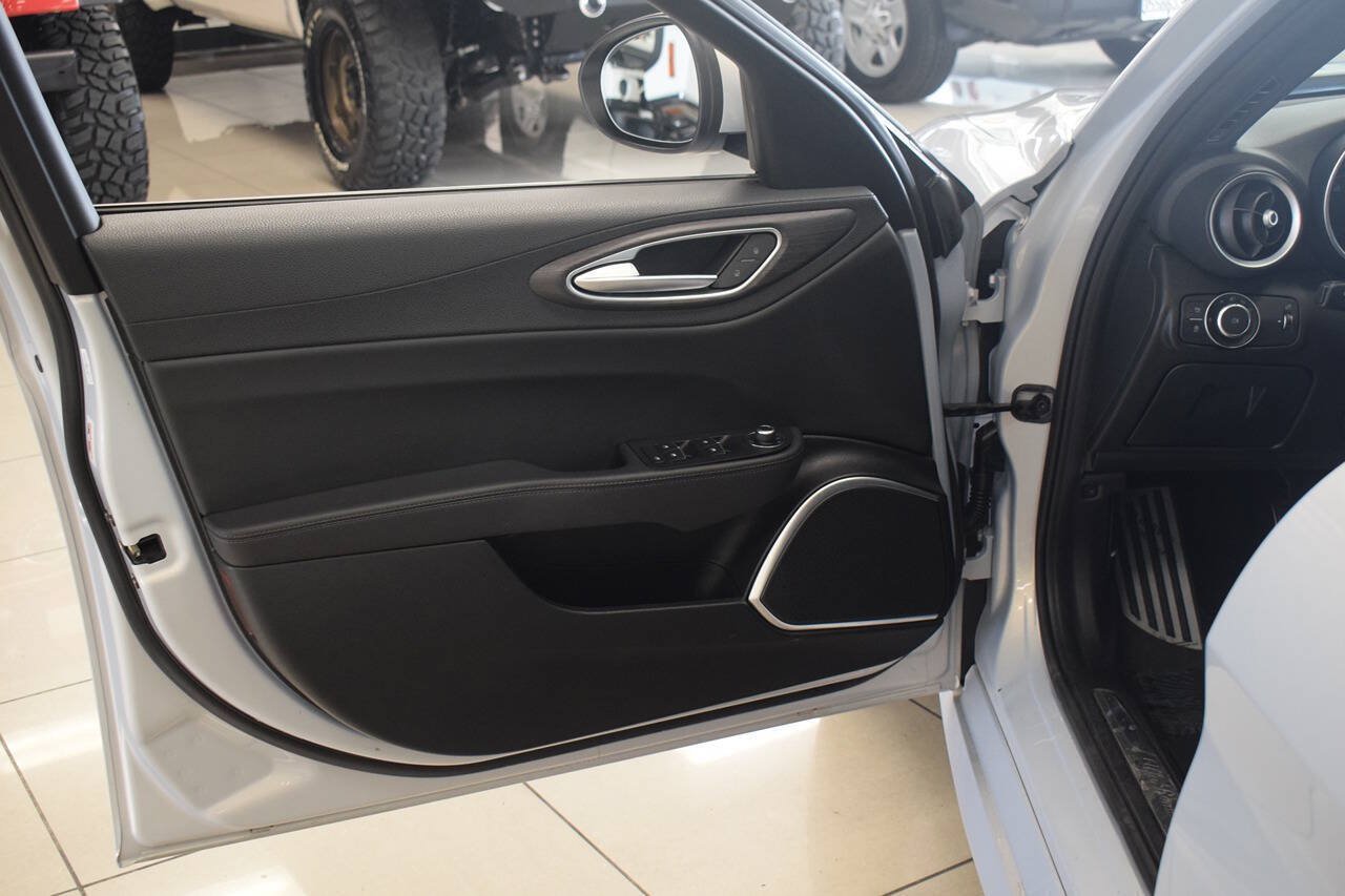 Used 2022 Alfa Romeo Giulia Ti RWD image 22