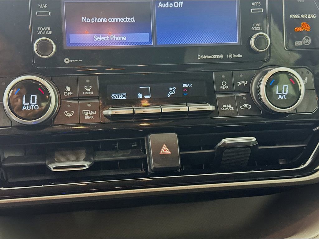 Used 2020 Toyota Highlander XLE FWD image 18