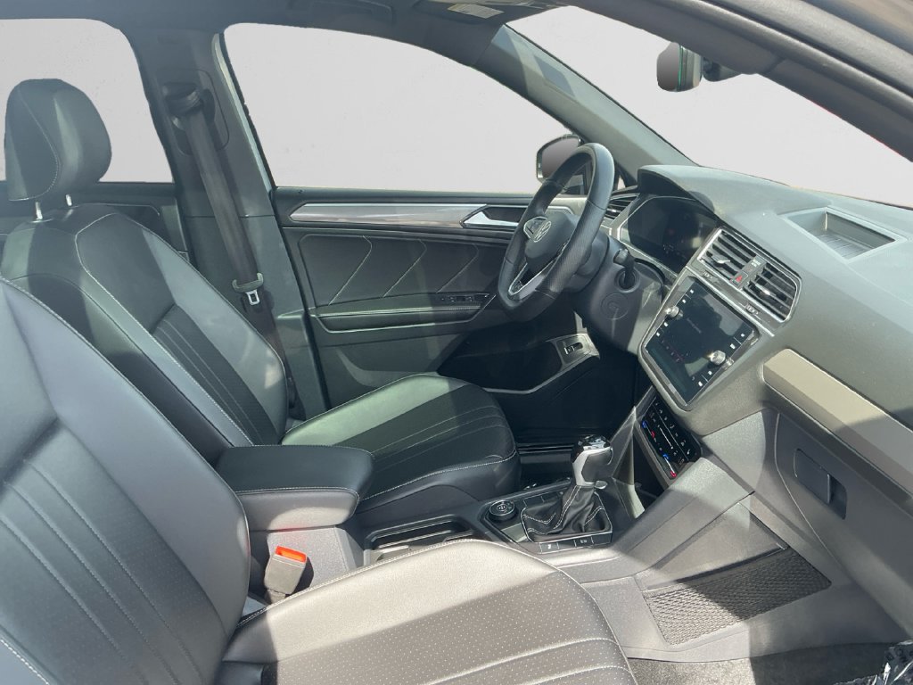 Used 2024 Volkswagen Tiguan SE R-Line AWD/4WD image 15
