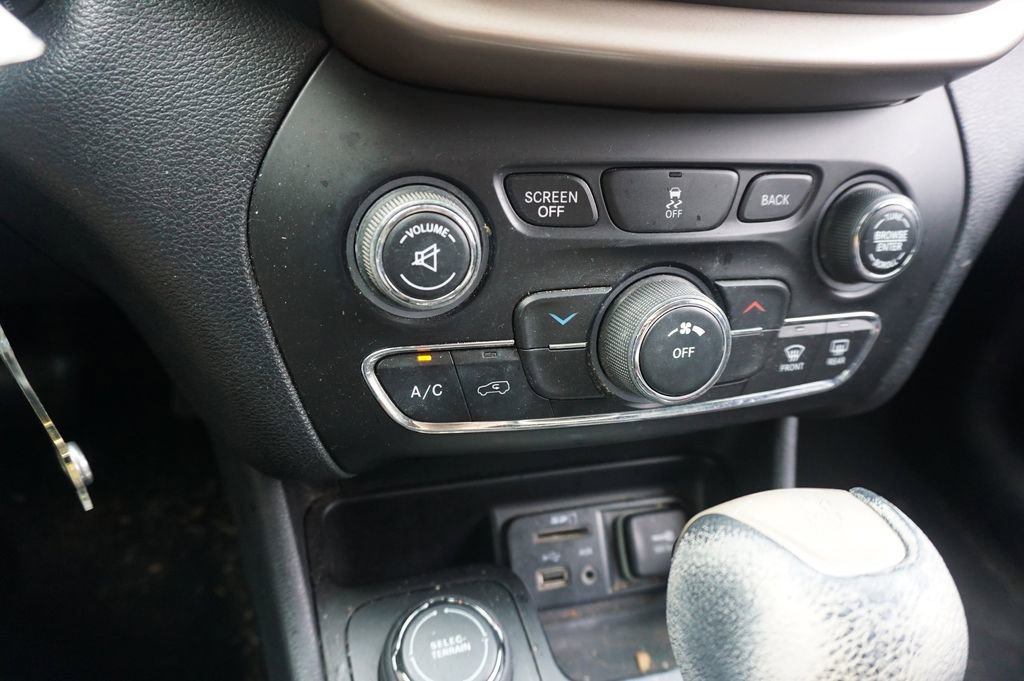 Used 2015 Jeep Cherokee Latitude AWD/4WD image 10