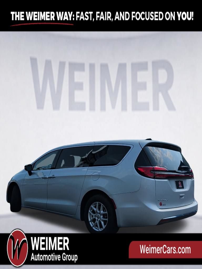 Used 2024 Chrysler Pacifica Touring-L FWD image 3