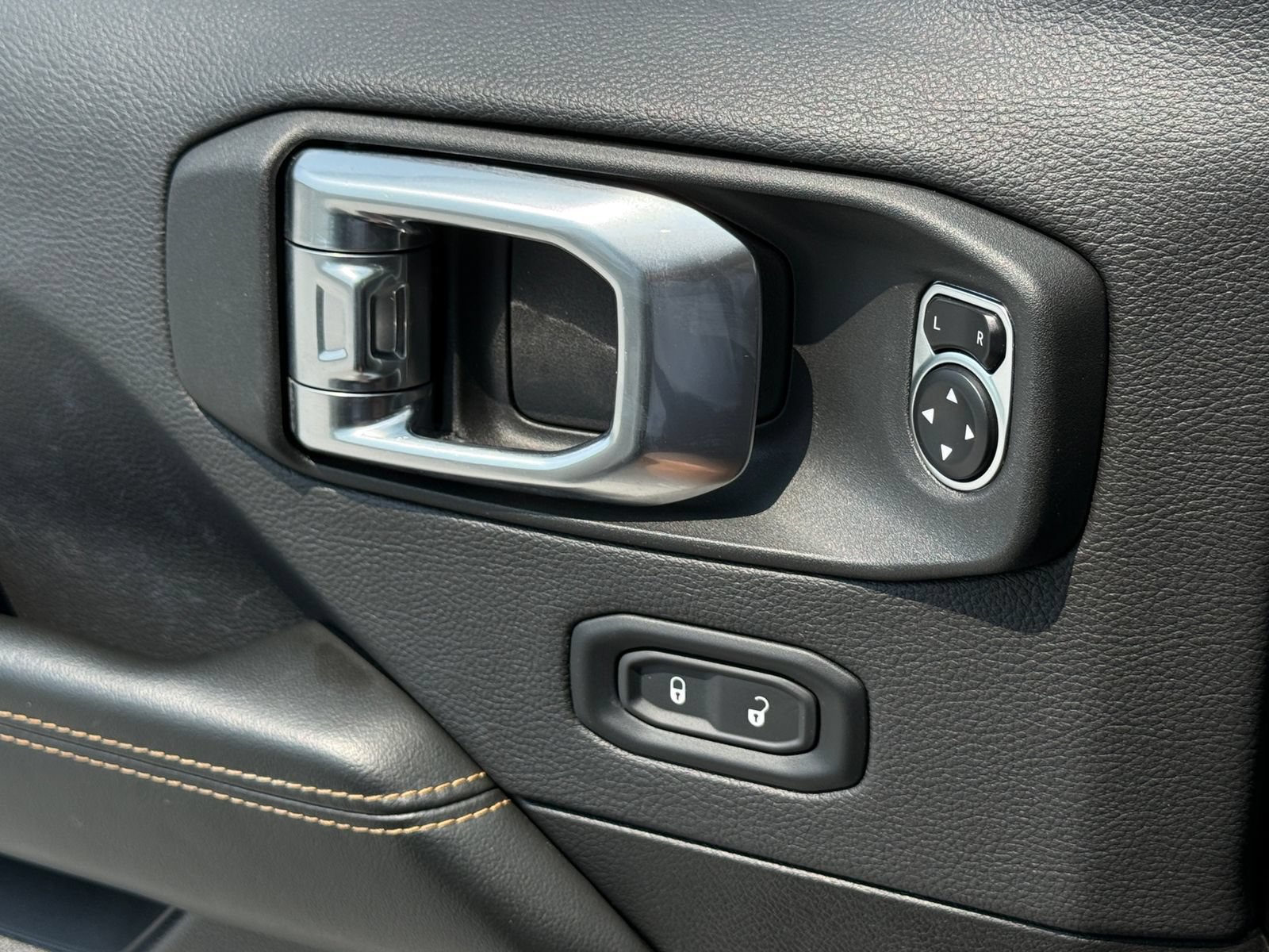 Used 2024 Jeep Wrangler Unlimited Sahara AWD/4WD image 38