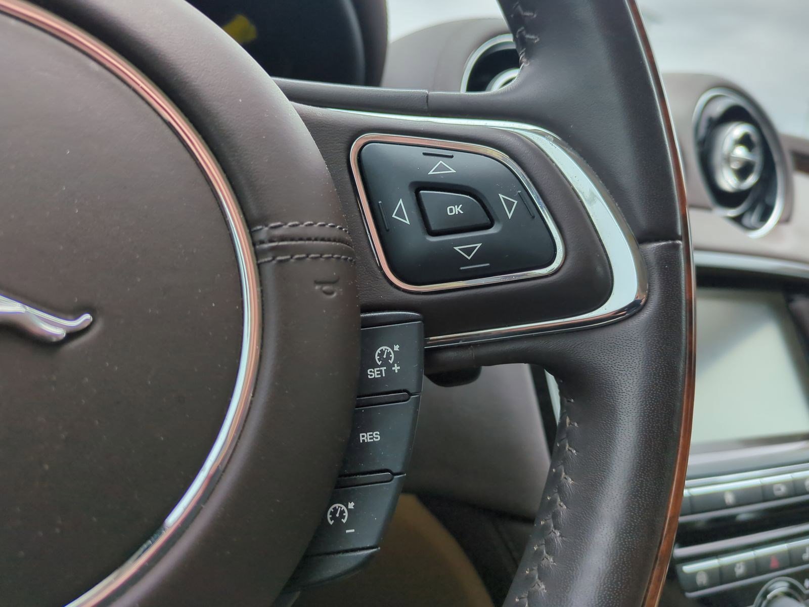 Used 2019 Jaguar XJ R-Sport AWD/4WD image 19
