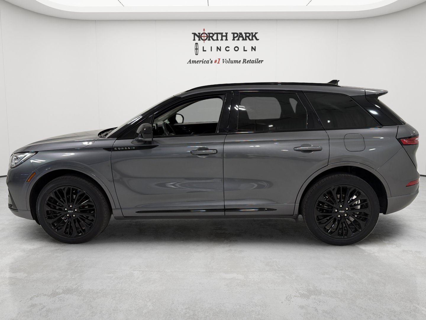 Used 2023 Lincoln Corsair Reserve w/ Jet Appearance Package FWD image 2