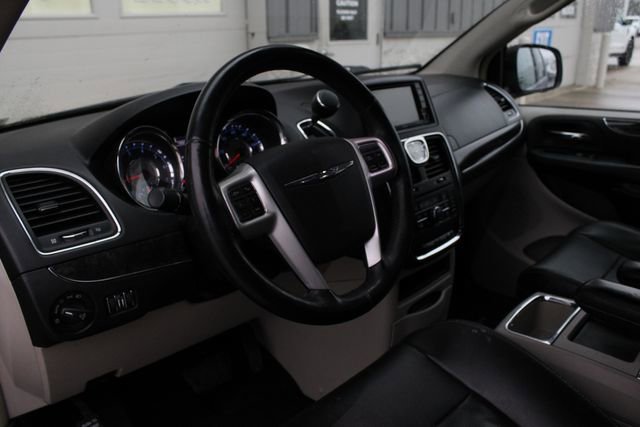 Used 2014 Chrysler Town & Country Touring-L w/ Driver Convenience Group image 2