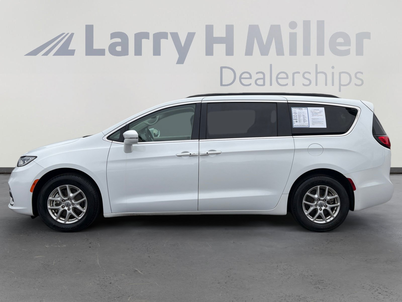 Used 2022 Chrysler Pacifica Touring-L FWD image 2