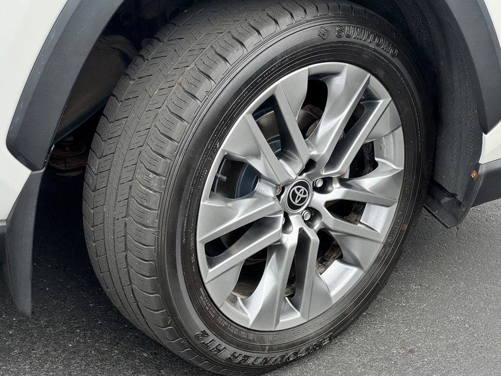 Used 2022 Toyota RAV4 XLE Premium AWD/4WD image 9