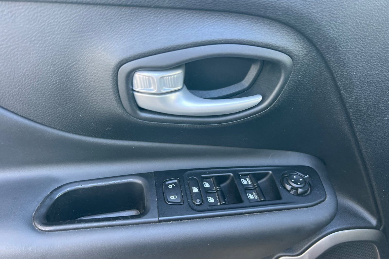 Used 2023 Jeep Renegade Latitude AWD/4WD image 12