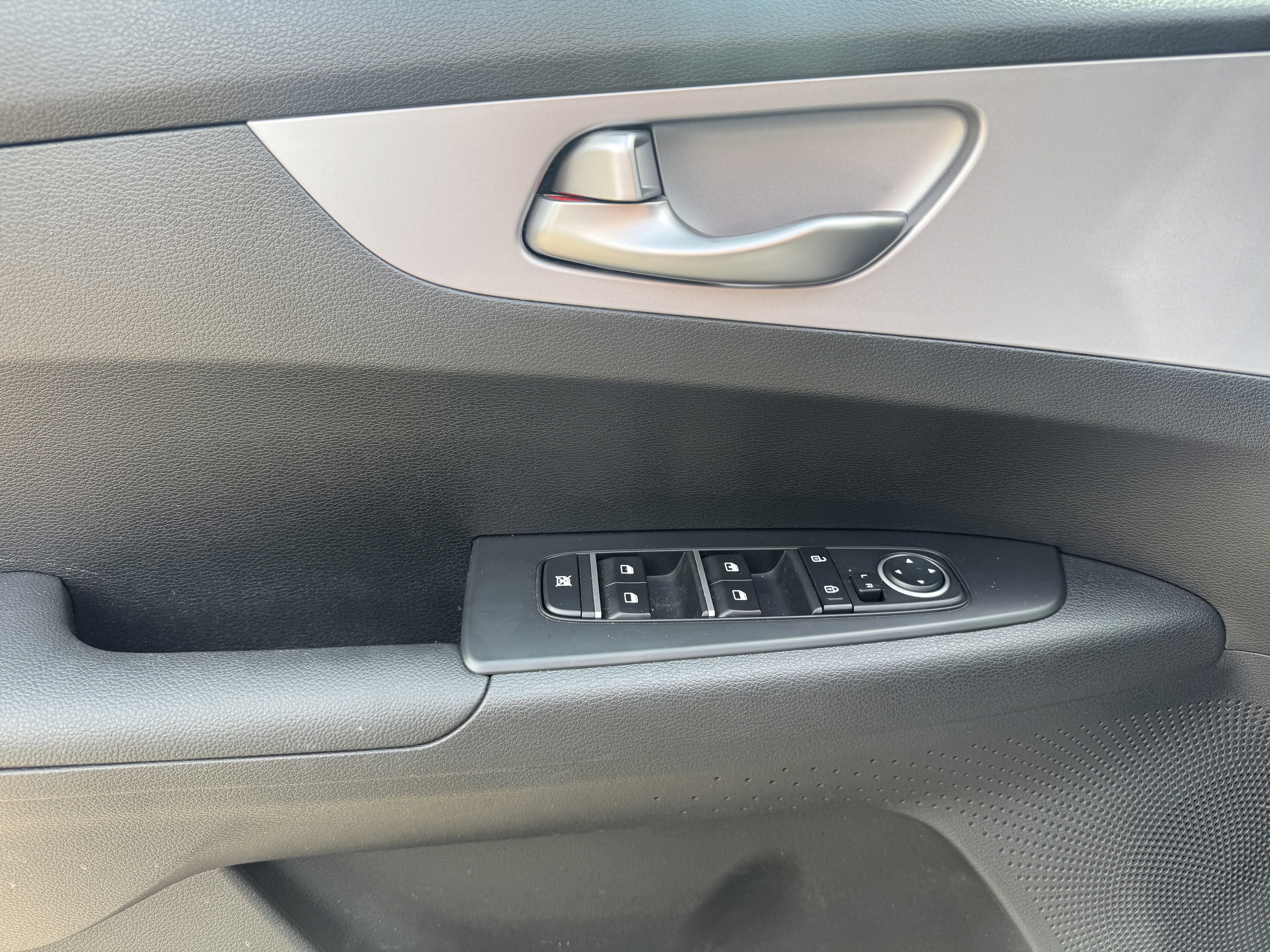 Used 2024 Kia Forte LXS FWD image 9