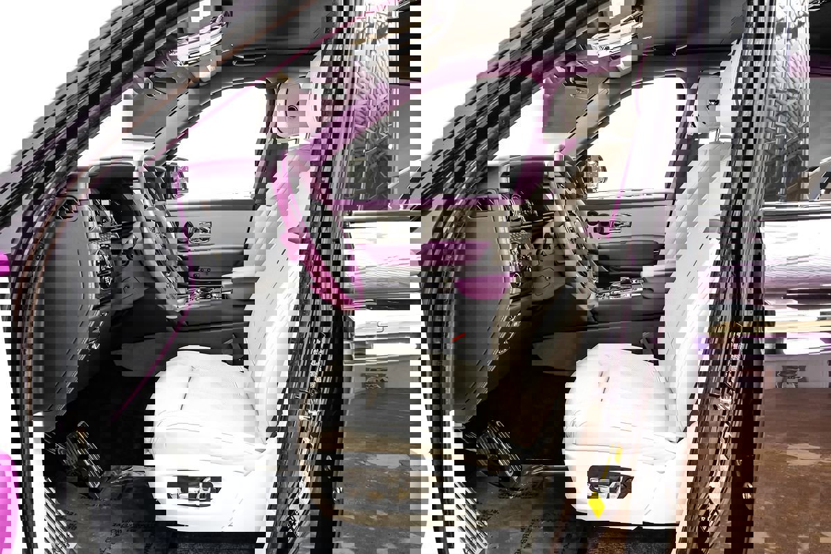 Used 2023 Rolls-Royce Cullinan Black Badge w/ Dark Exterior Package image 4