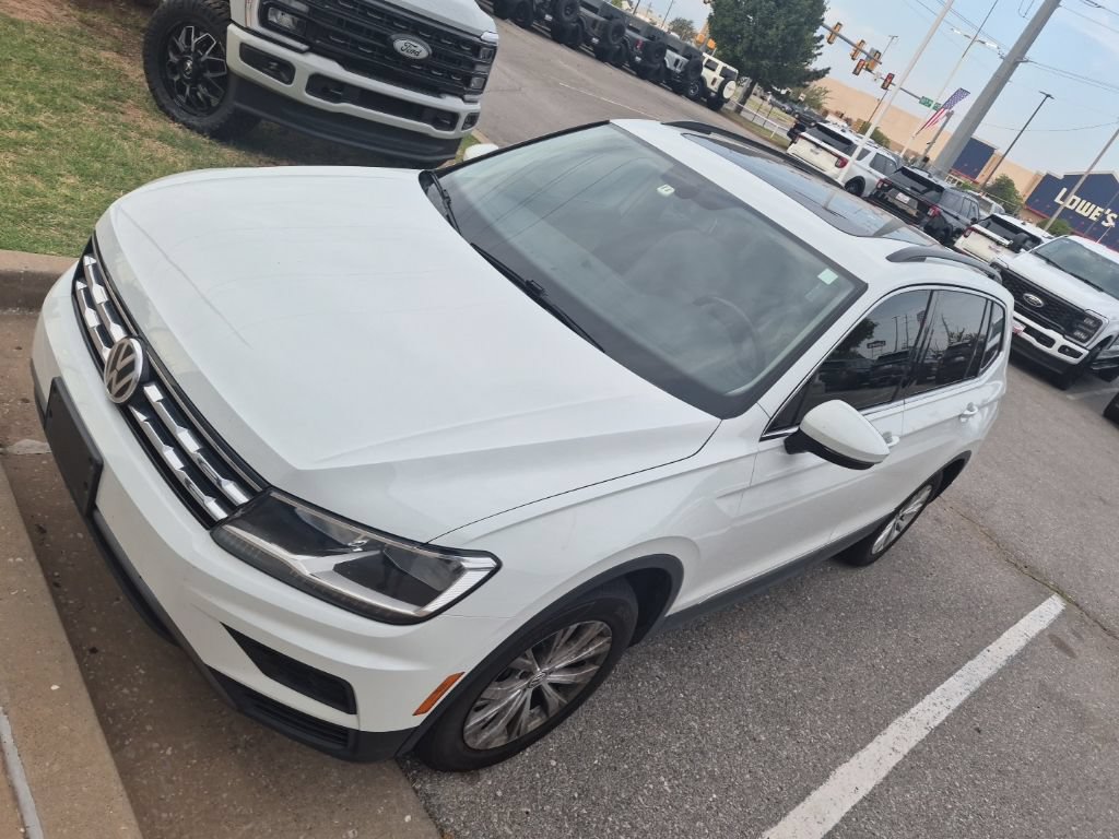 Used 2018 Volkswagen Tiguan SE w/ Panoramic Sunroof Package FWD image 2