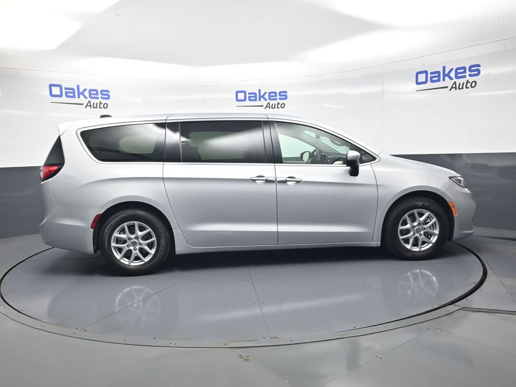 Used 2023 Chrysler Pacifica Touring-L FWD image 9
