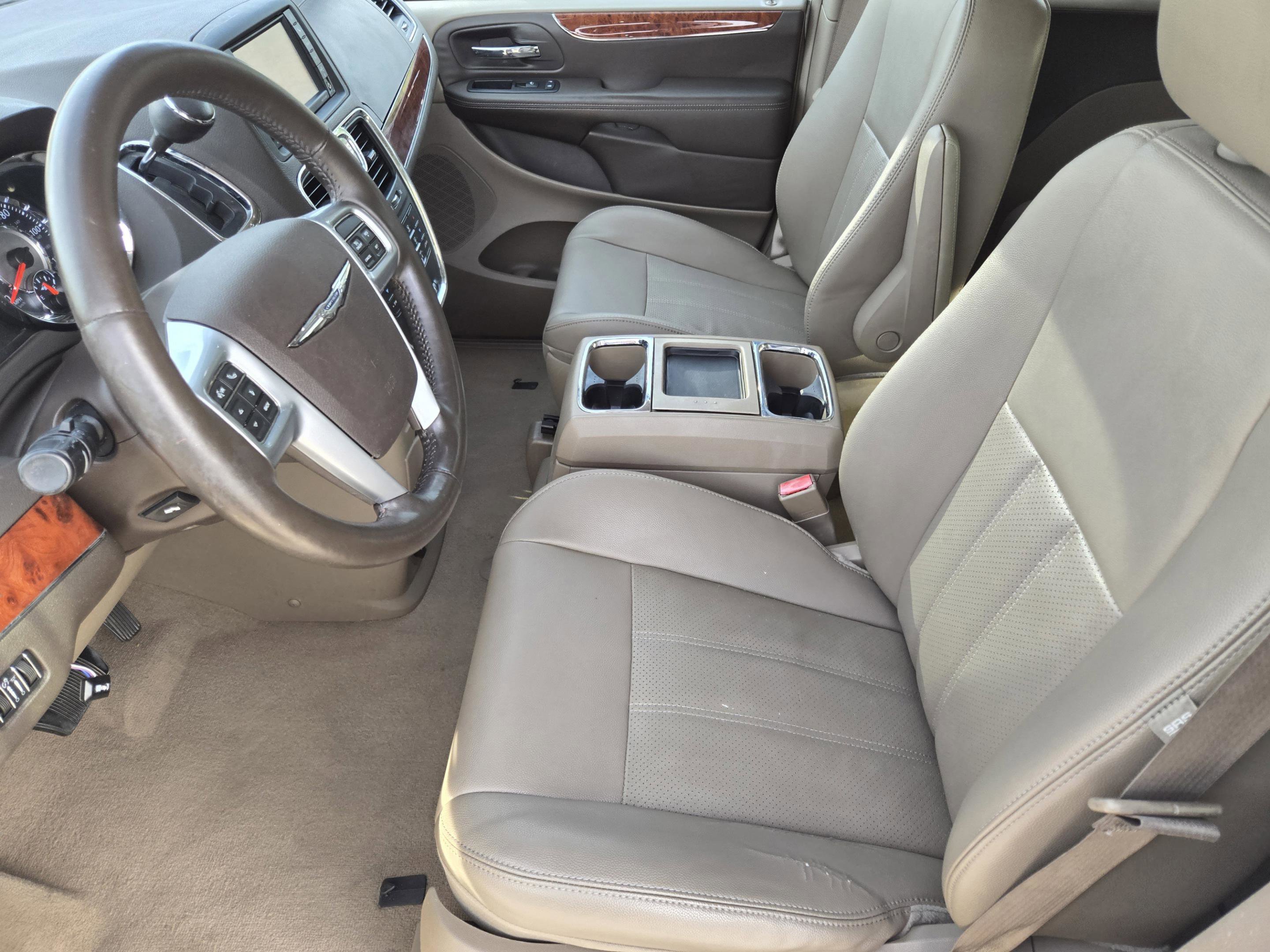 Used 2013 Chrysler Town & Country Touring-L w/ Driver Convenience Group FWD image 9