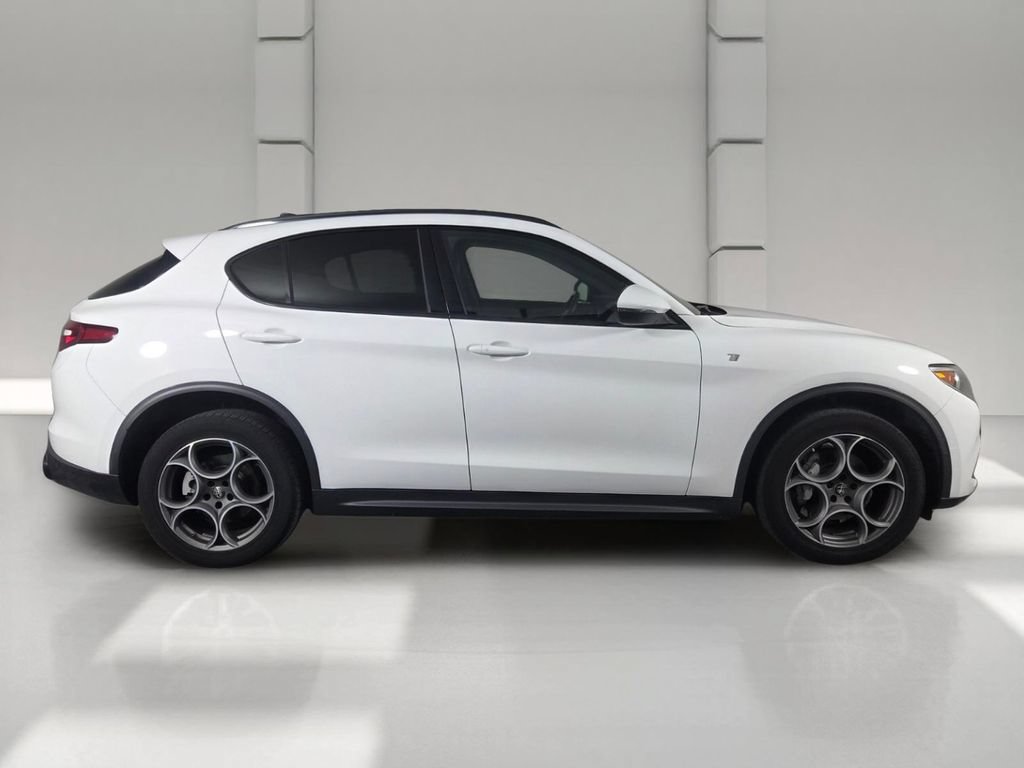 Used 2023 Alfa Romeo Stelvio Ti AWD/4WD image 4