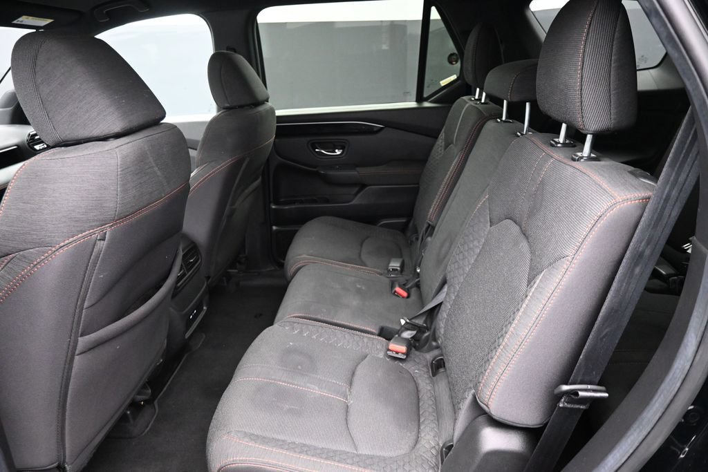 Used 2025 Honda Pilot Sport image 12