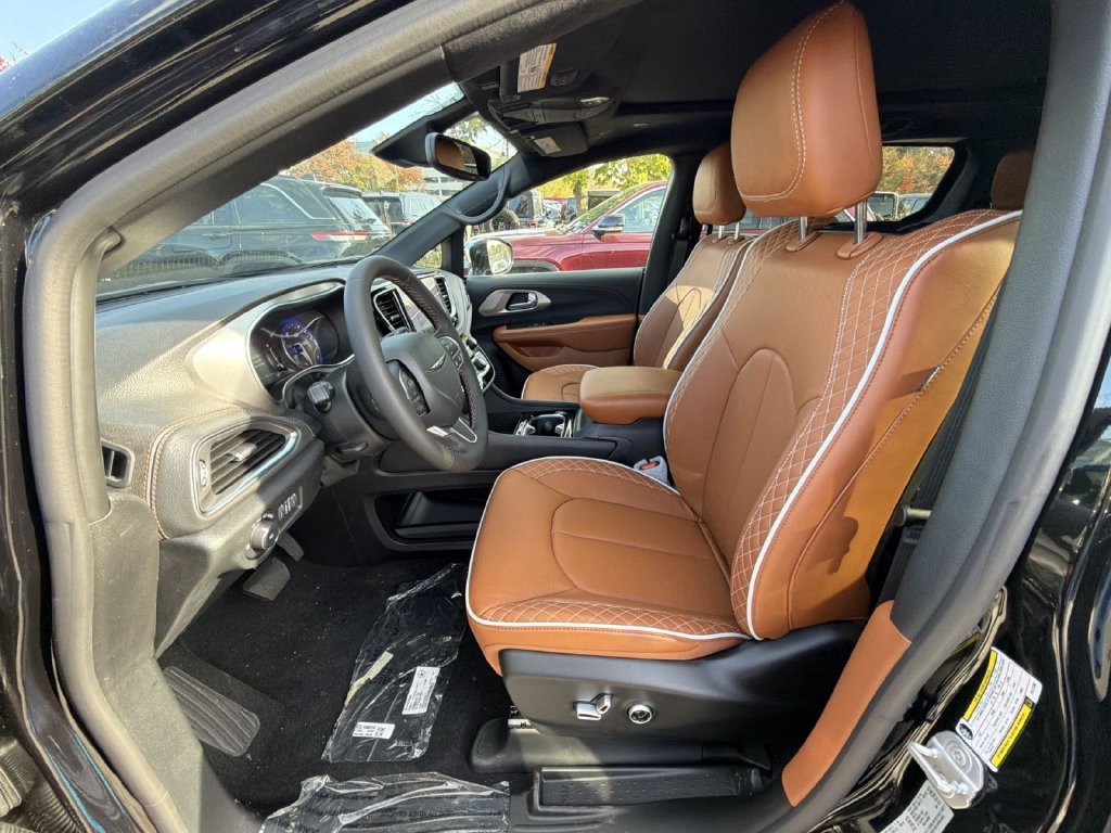 Used 2026 Chrysler Pacifica Pinnacle FWD image 13