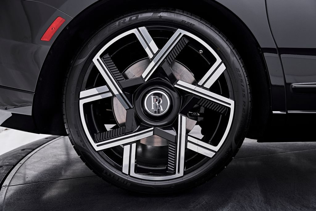 Used 2026 Rolls-Royce Cullinan Black Badge AWD/4WD image 31