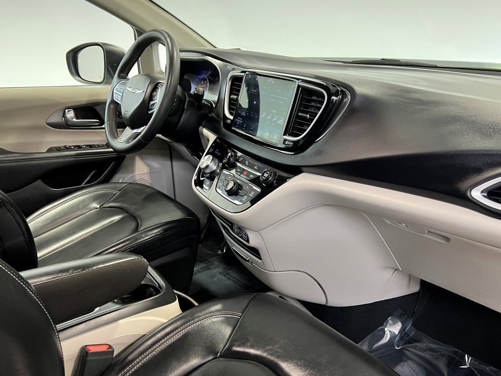 Used 2023 Chrysler Pacifica Touring-L image 16