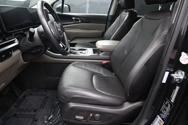 Used 2025 Kia Carnival FWD image 12