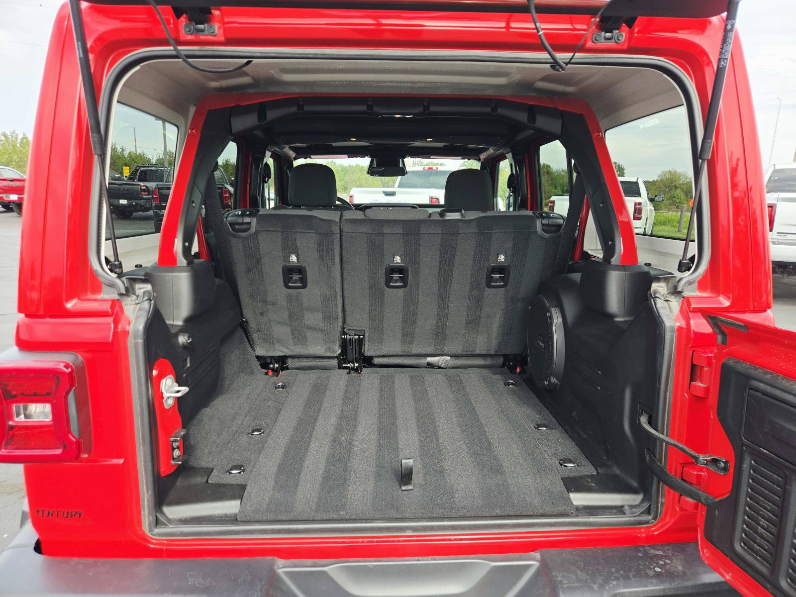 Used 2026 Jeep Wrangler Unlimited Sahara AWD/4WD image 15