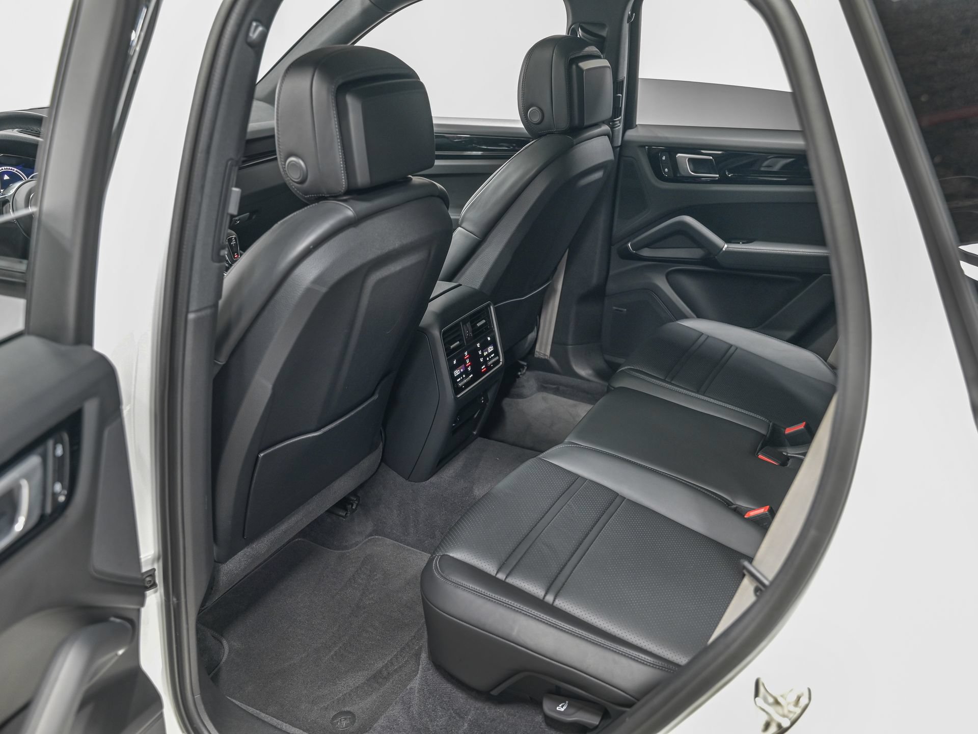 Used 2022 Porsche Cayenne Platinum Edition AWD/4WD image 27