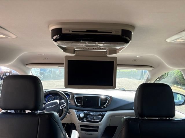 Used 2018 Chrysler Pacifica Touring-L w/ Premium Audio Group FWD image 10