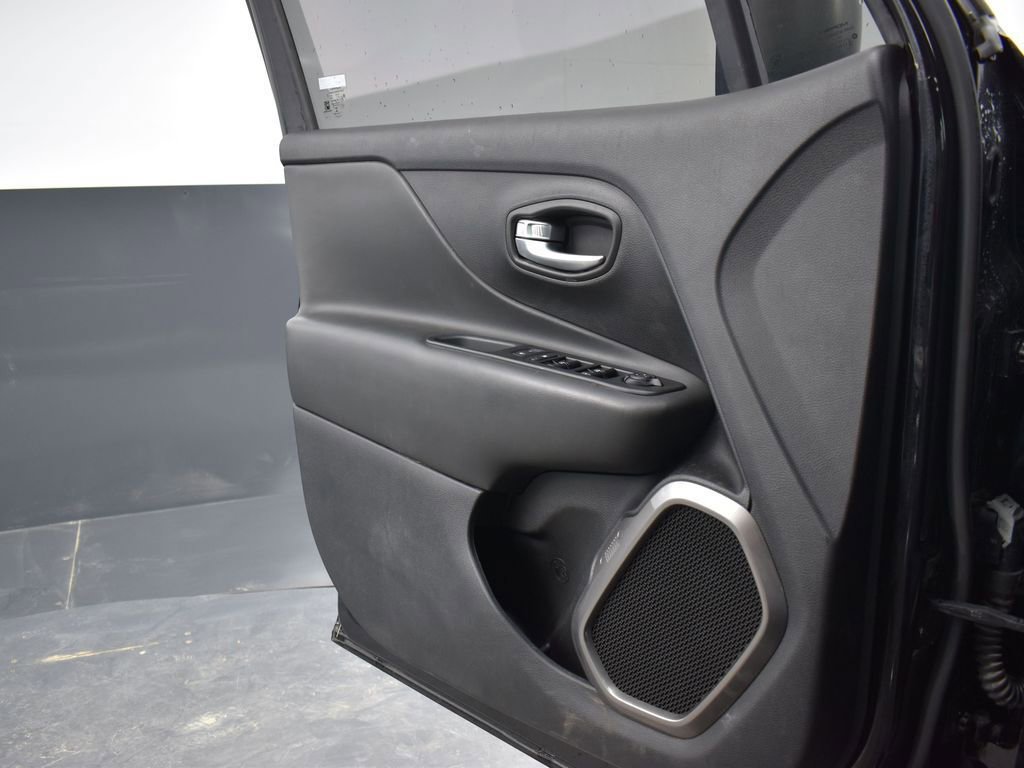 Used 2020 Jeep Renegade Limited w/ Trailer Tow Group image 28