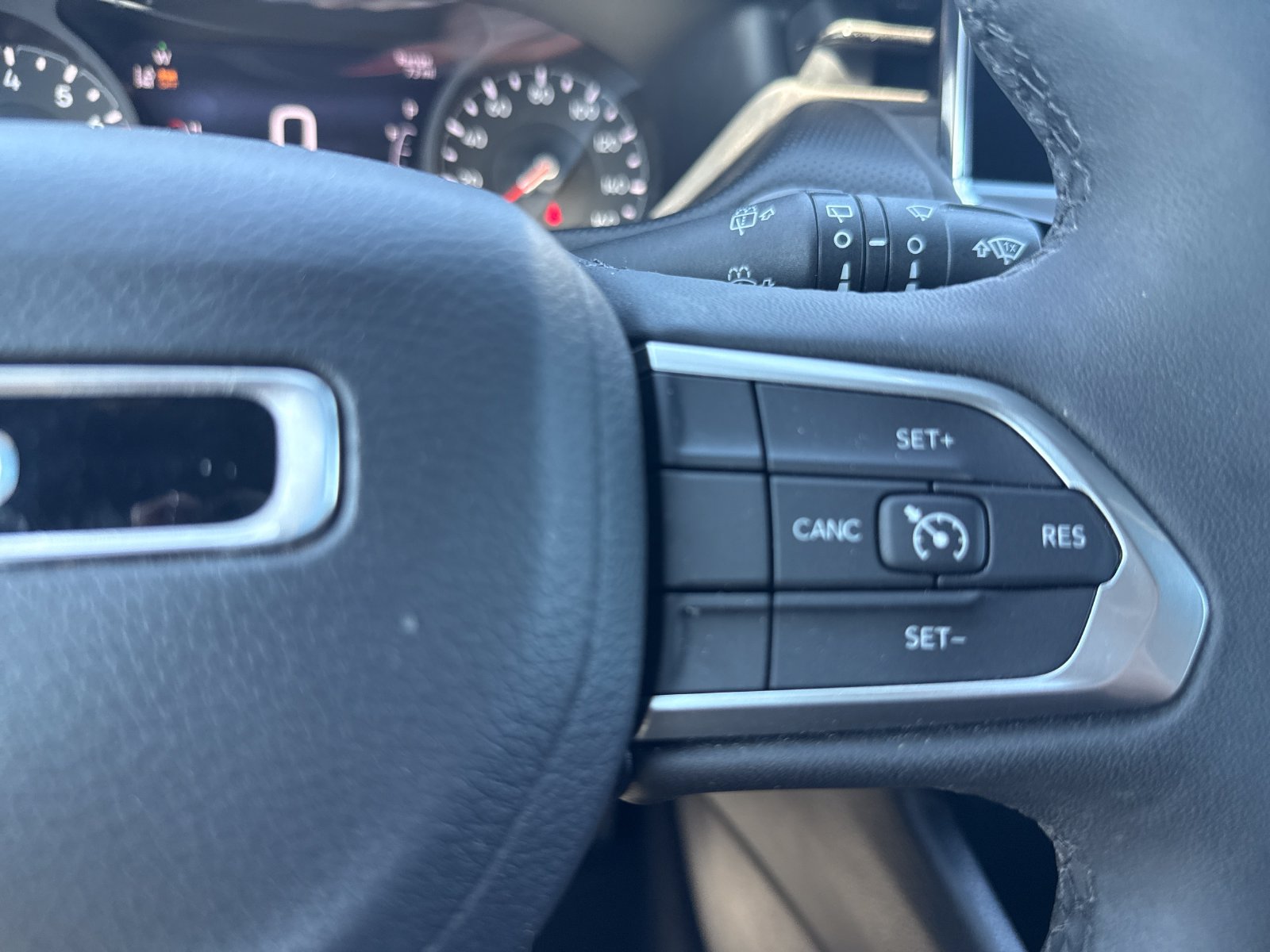 Used 2025 Jeep Compass Latitude w/ Convenience Group AWD/4WD image 33
