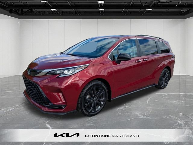 Used 2023 Toyota Sienna XSE FWD image 1