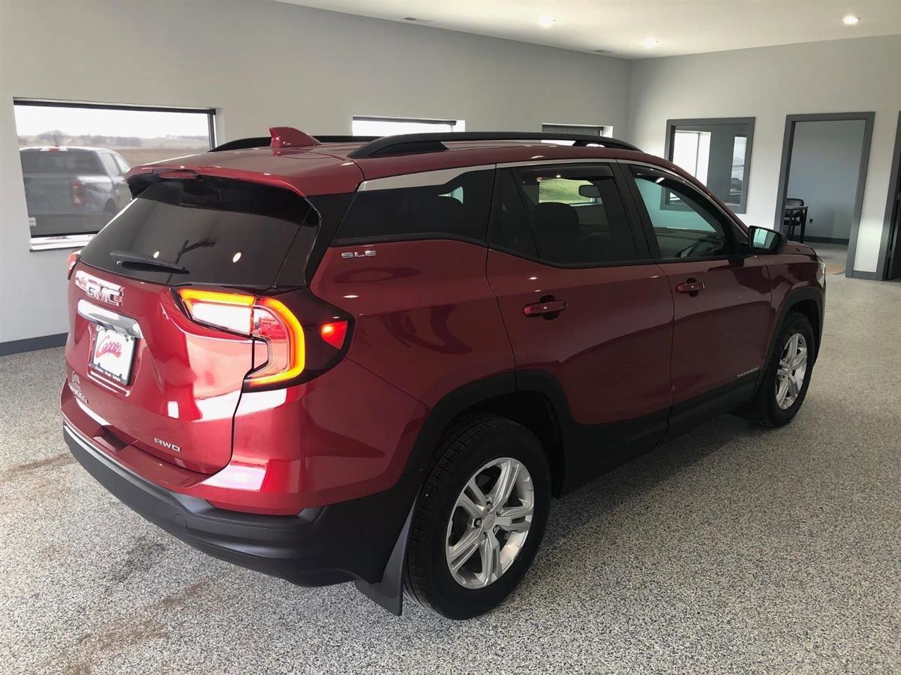 Used 2022 GMC Terrain SLE w/ Driver Convenience Package image 3