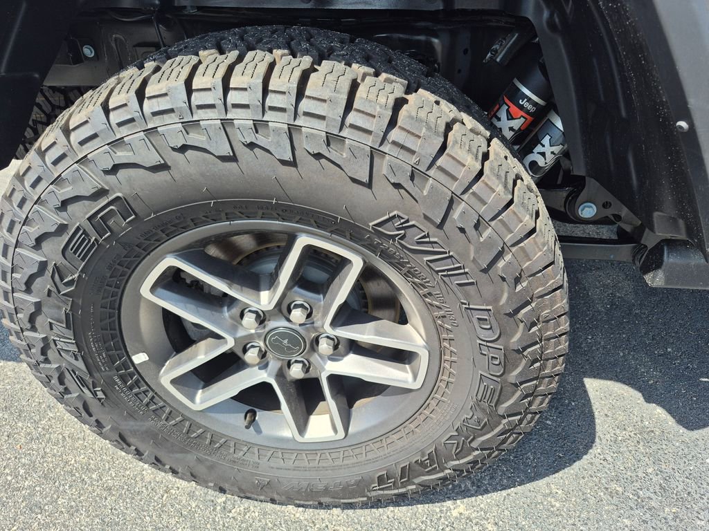 Used 2025 Jeep Gladiator Mojave w/ Convenience Group AWD/4WD image 8
