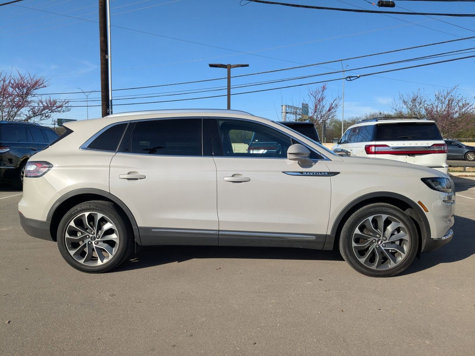 Used 2023 Lincoln Nautilus Reserve w/ Luxury Package image 2