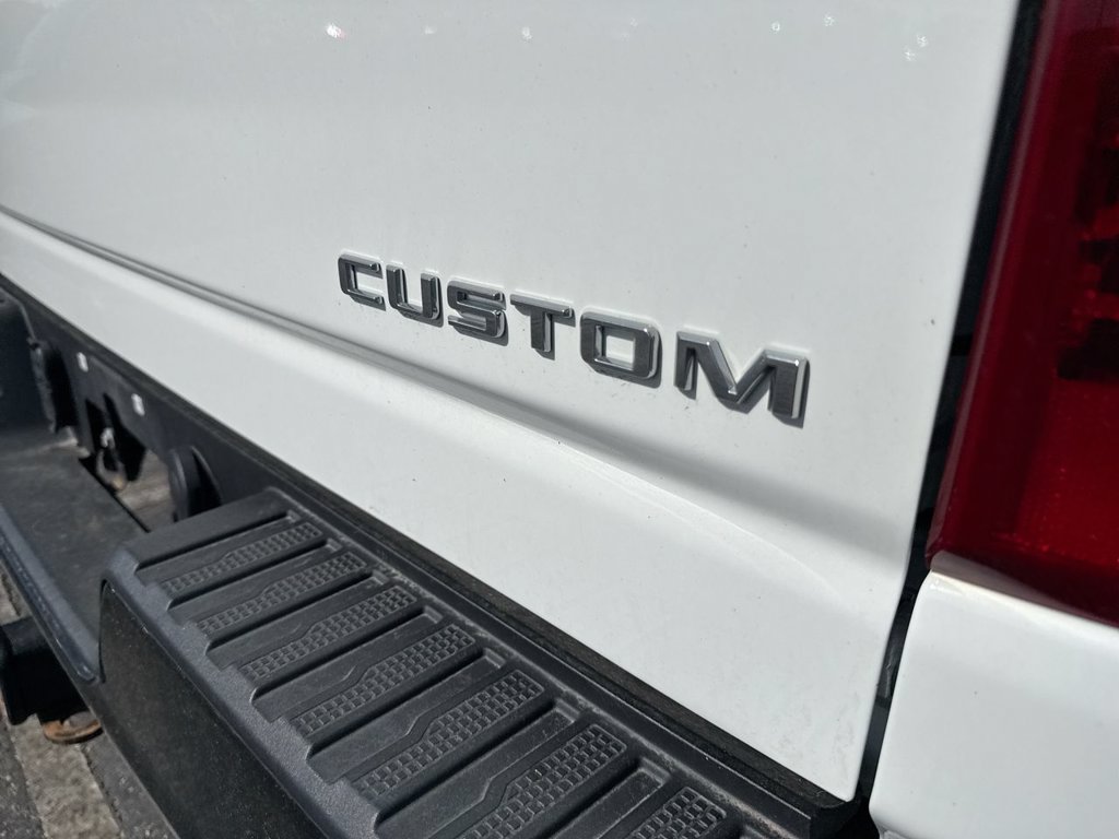 Used 2022 Chevrolet Silverado 2500 Custom w/ Custom Value Package AWD/4WD image 9