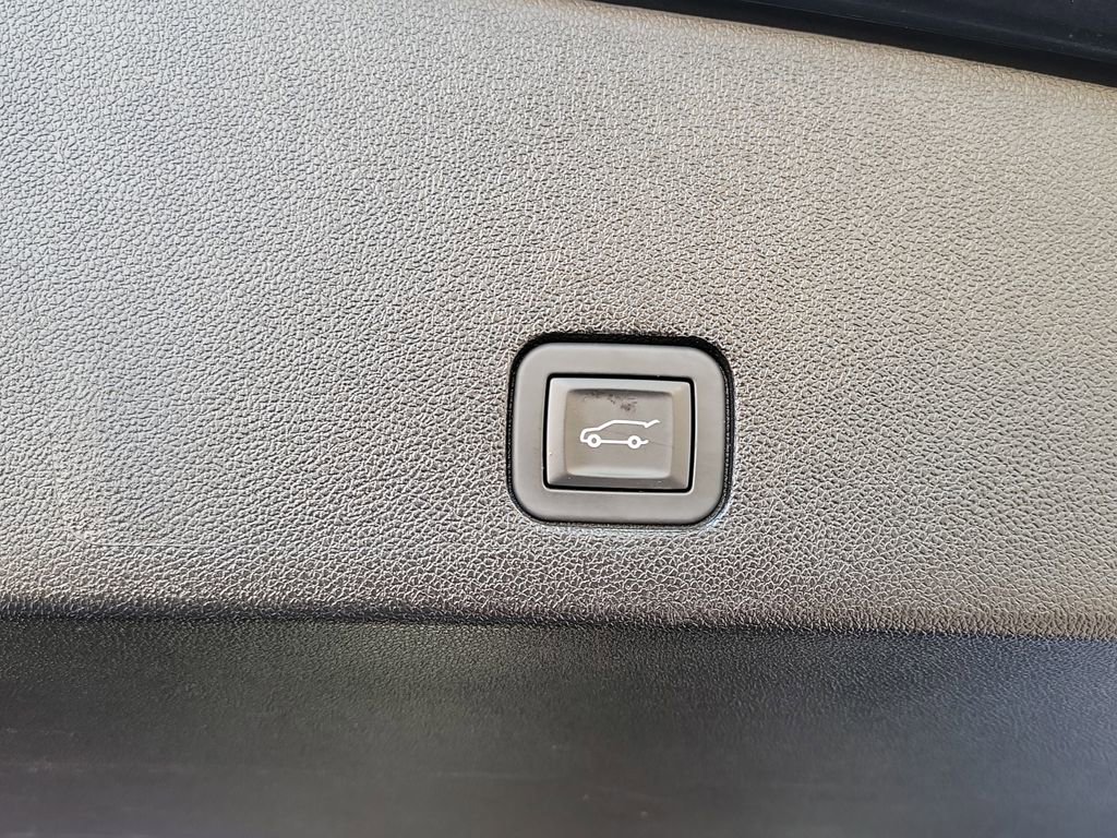 Used 2025 Cadillac XT6 Premium Luxury image 16