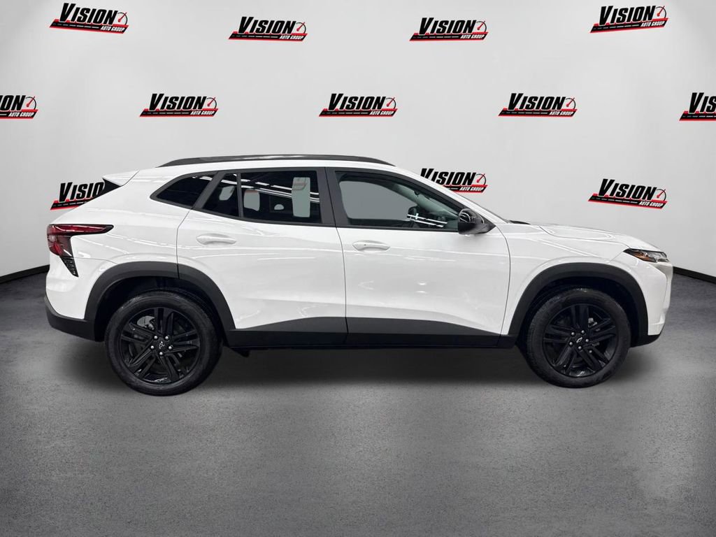 Used 2024 Chevrolet Trax ACTIV w/ Sunroof Package image 4