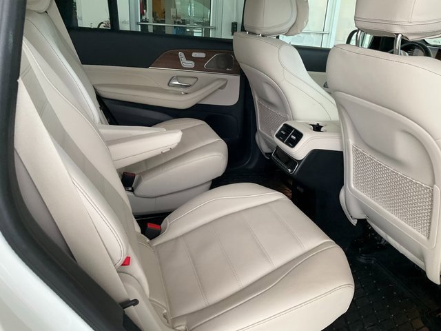 Used 2025 Mercedes-Benz GLS 580 4MATIC image 9