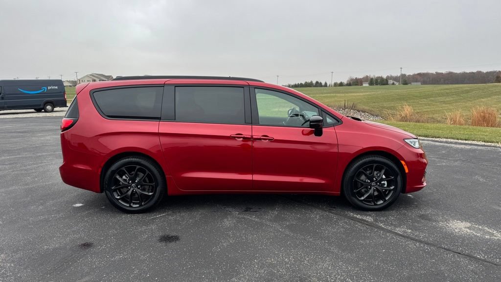 New 2026 Chrysler Pacifica Select w/ S Appearance Package FWD image 8