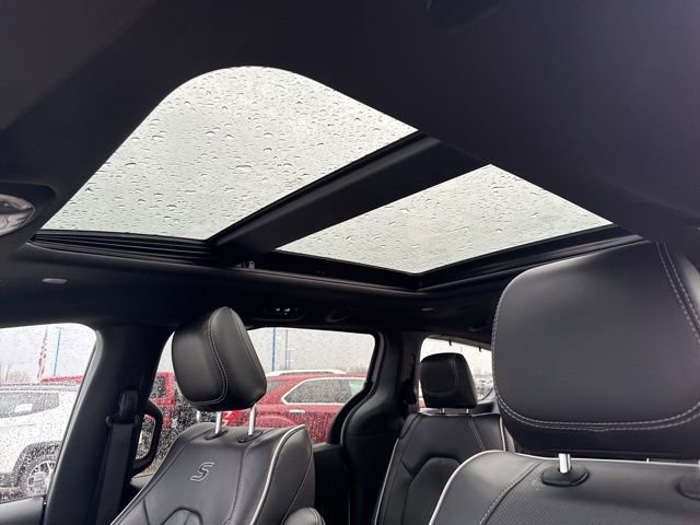 Used 2025 Chrysler Pacifica Limited image 43