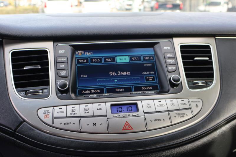 Used 2013 Hyundai Genesis 3.8 w/ Premium Pkg image 19