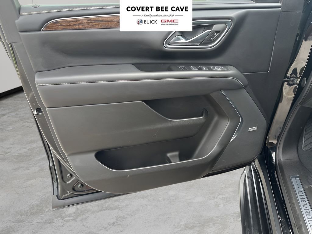 Used 2023 Chevrolet Suburban Premier image 26